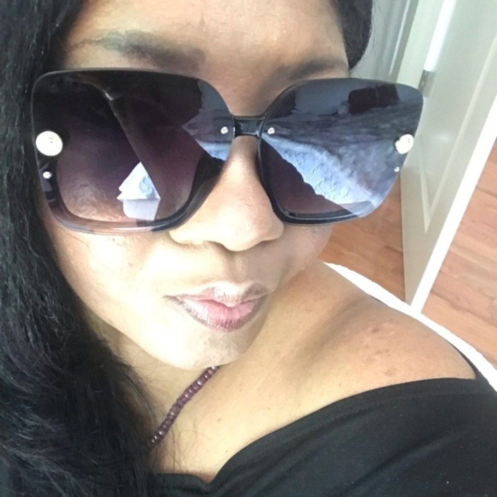 Black Oversized Sunglasses - Picture 10 of 12